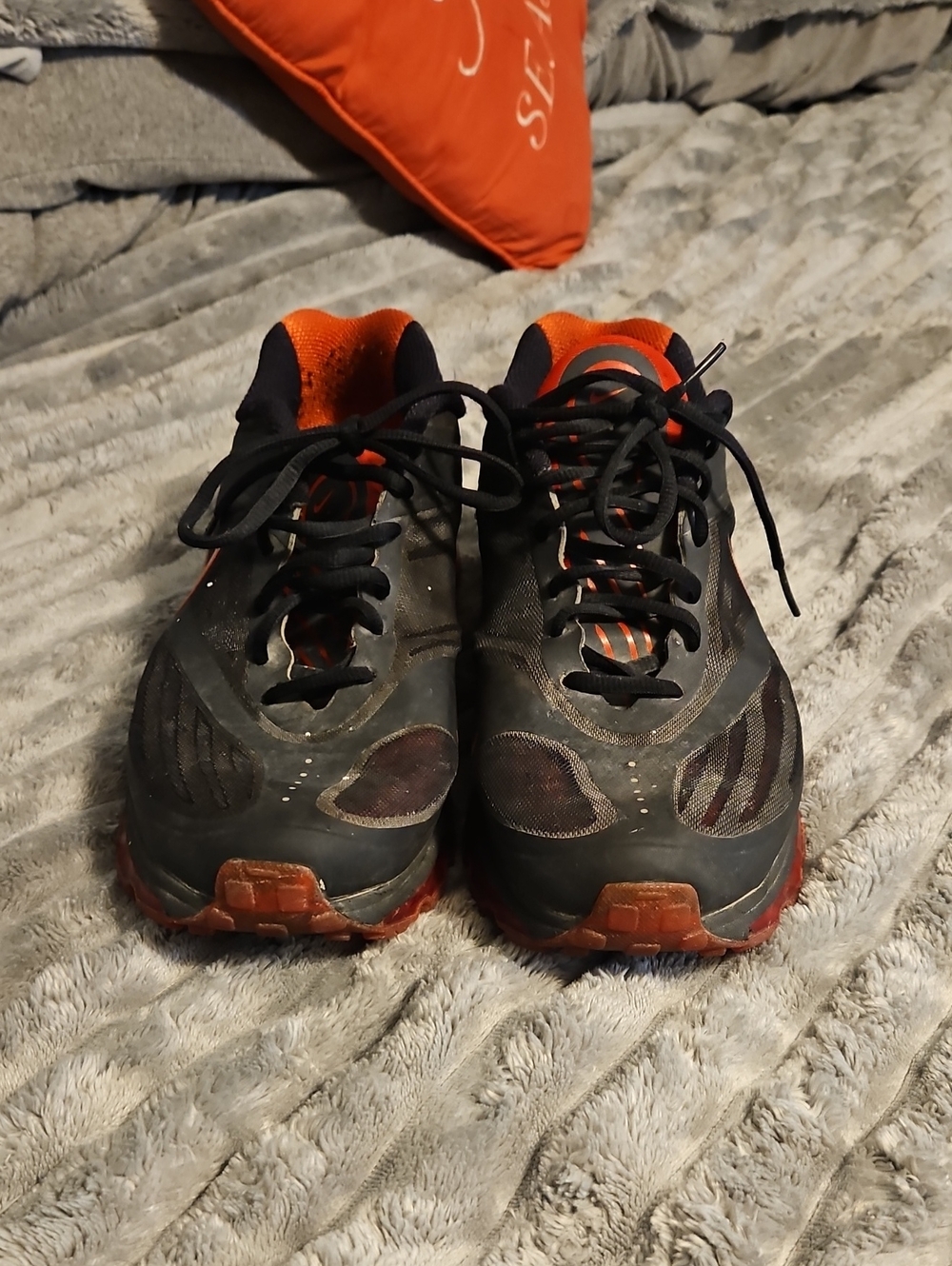 Nike Men's Black and Red Athletic Running Shoes